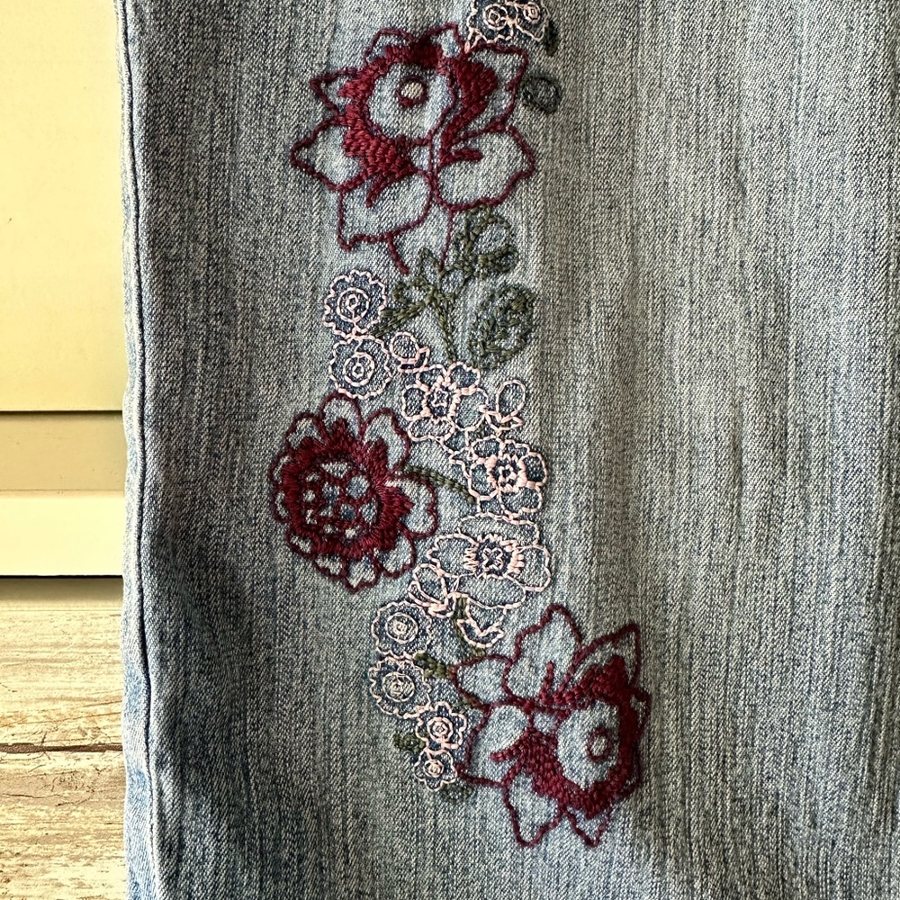 🌸 Gloria Vanderbilt 16W Cropped Jeans Floral Embroidered Capri Blue - Picture 2 of 9